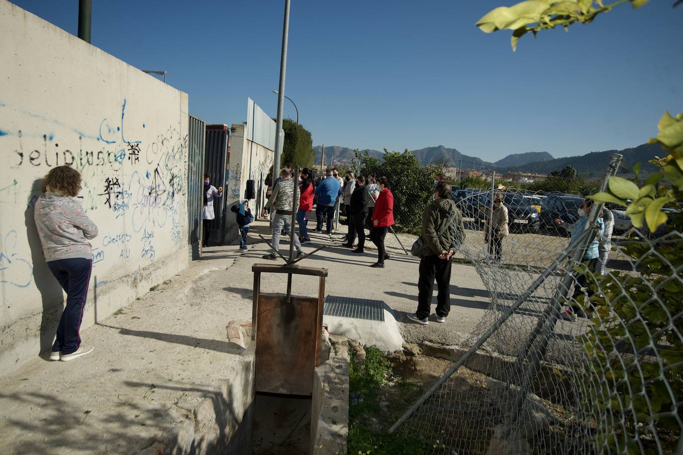 Fotos: El tortuoso camino de decenas de niños para ir cada día al cole en Los Garres