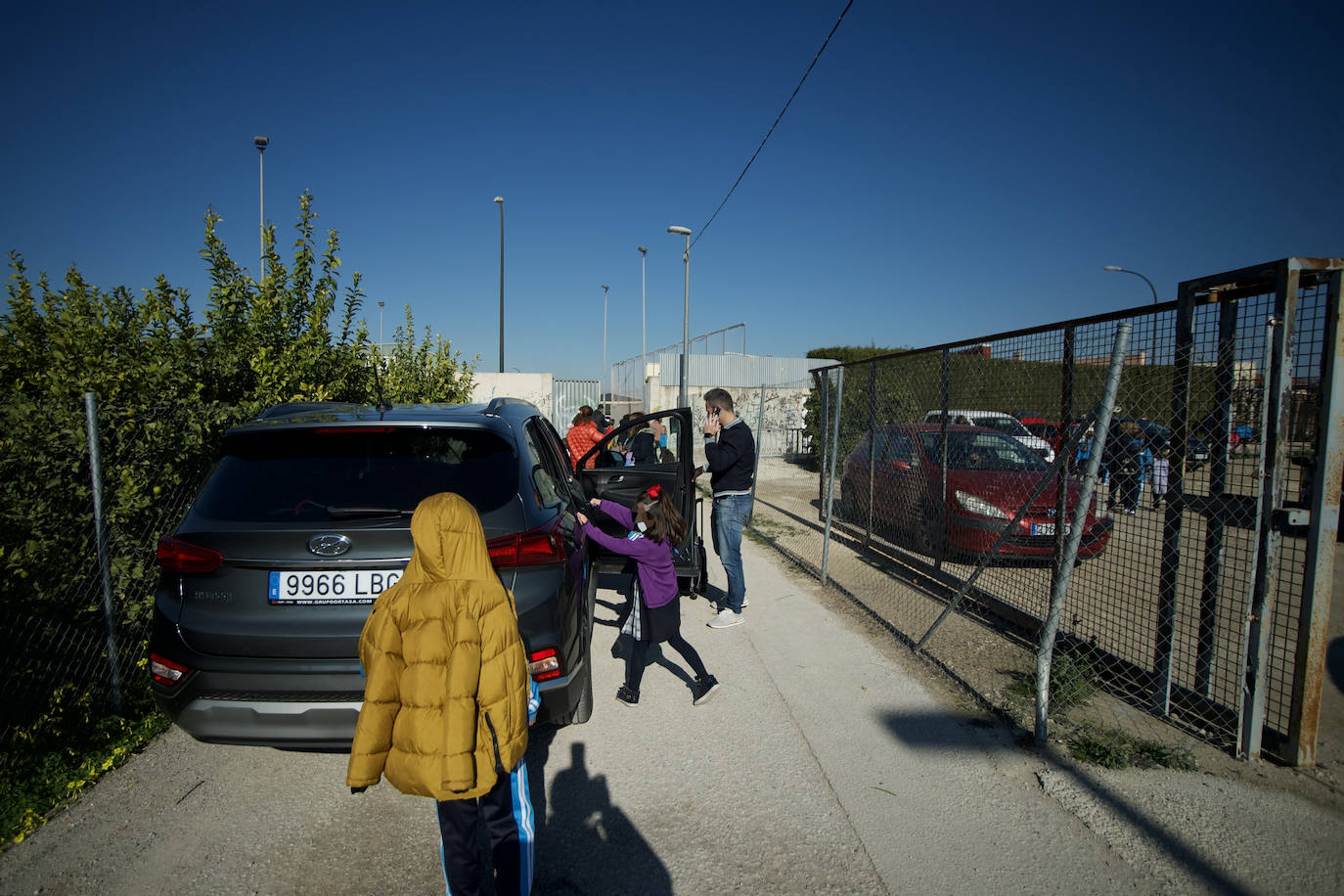 Fotos: El tortuoso camino de decenas de niños para ir cada día al cole en Los Garres