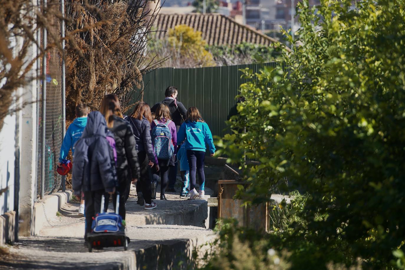 Fotos: El tortuoso camino de decenas de niños para ir cada día al cole en Los Garres