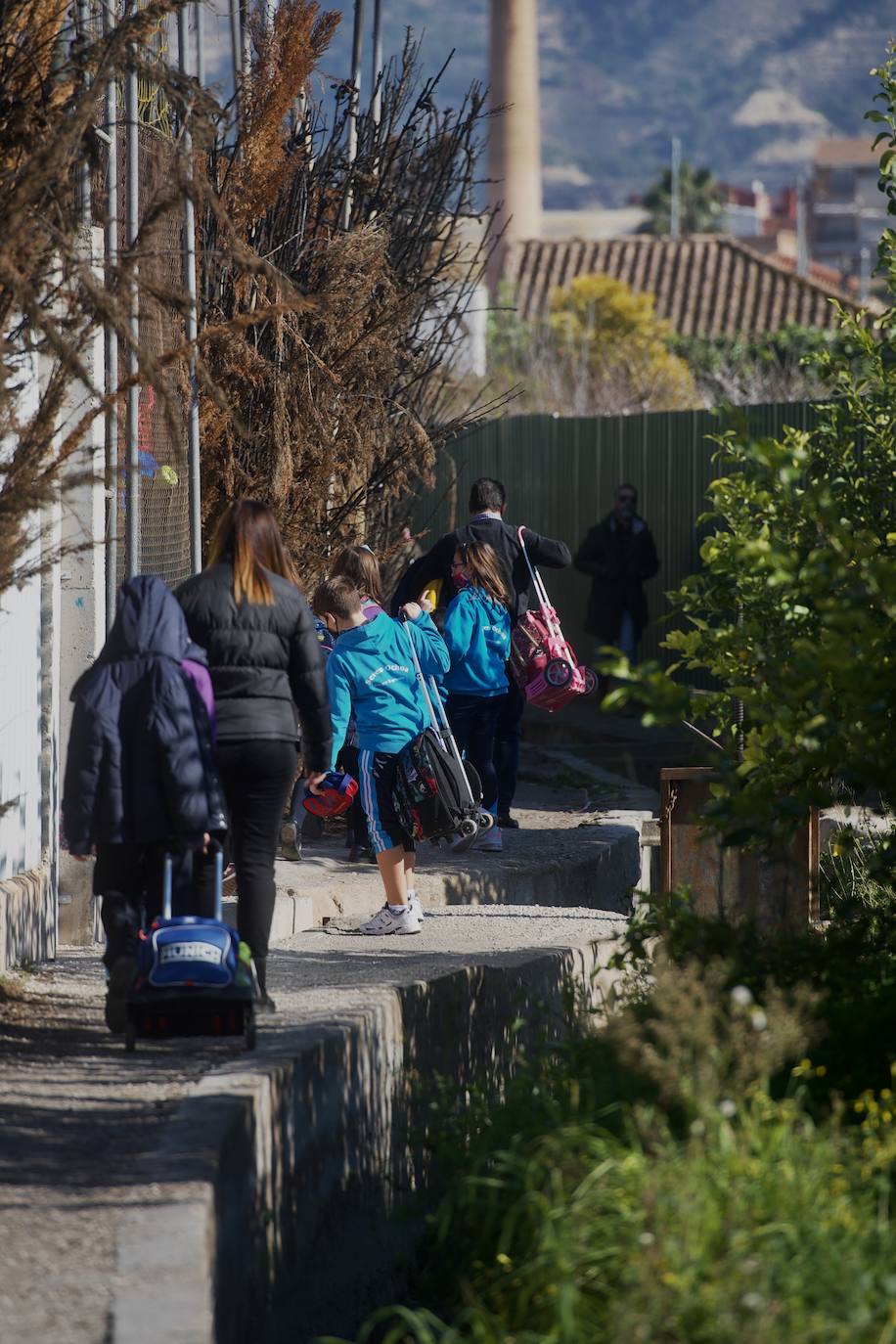 Fotos: El tortuoso camino de decenas de niños para ir cada día al cole en Los Garres