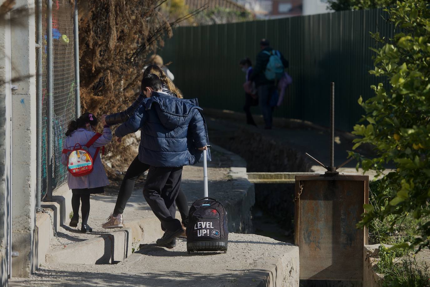 Fotos: El tortuoso camino de decenas de niños para ir cada día al cole en Los Garres