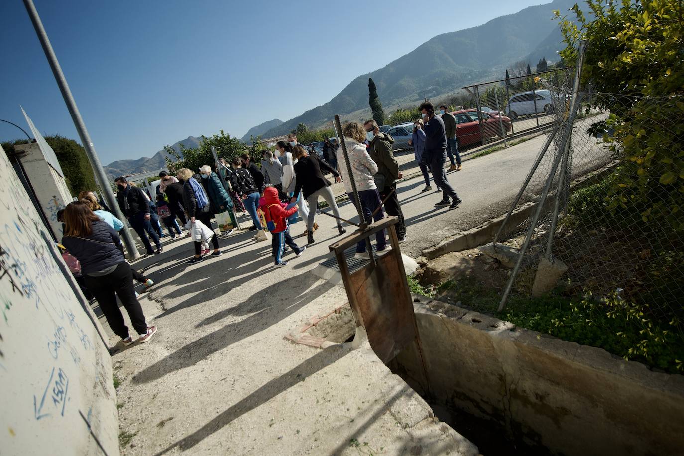 Fotos: El tortuoso camino de decenas de niños para ir cada día al cole en Los Garres