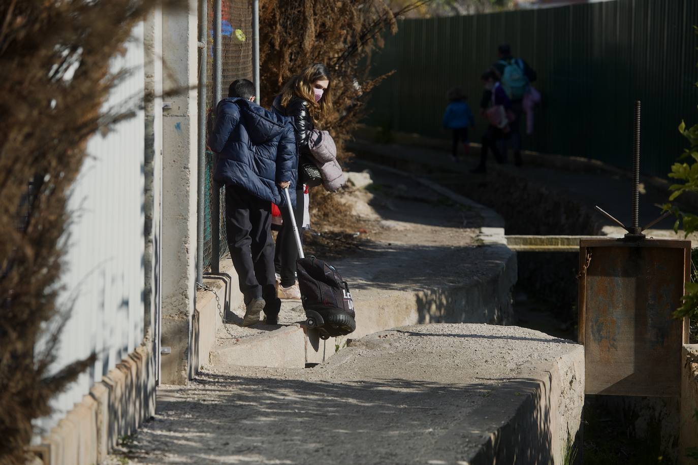 Fotos: El tortuoso camino de decenas de niños para ir cada día al cole en Los Garres
