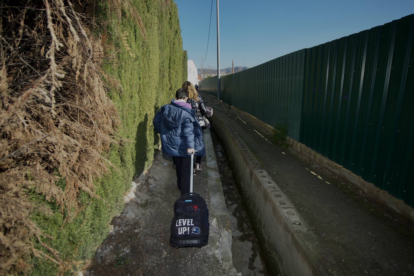 Fotos: El tortuoso camino de decenas de niños para ir cada día al cole en Los Garres