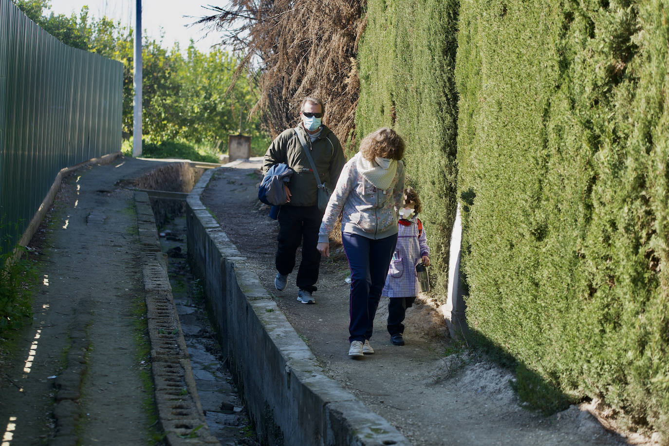 Fotos: El tortuoso camino de decenas de niños para ir cada día al cole en Los Garres