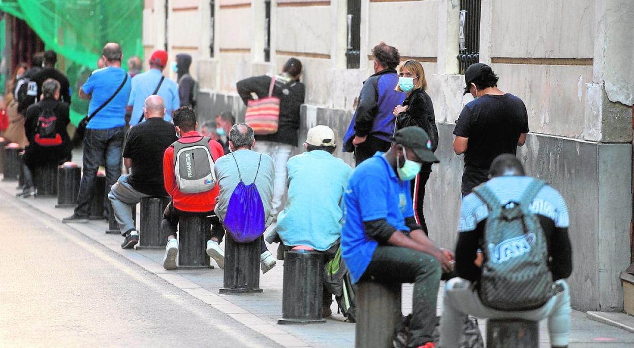 Colas para entrar al comedor de Jesús Abandonado en Murcia. 