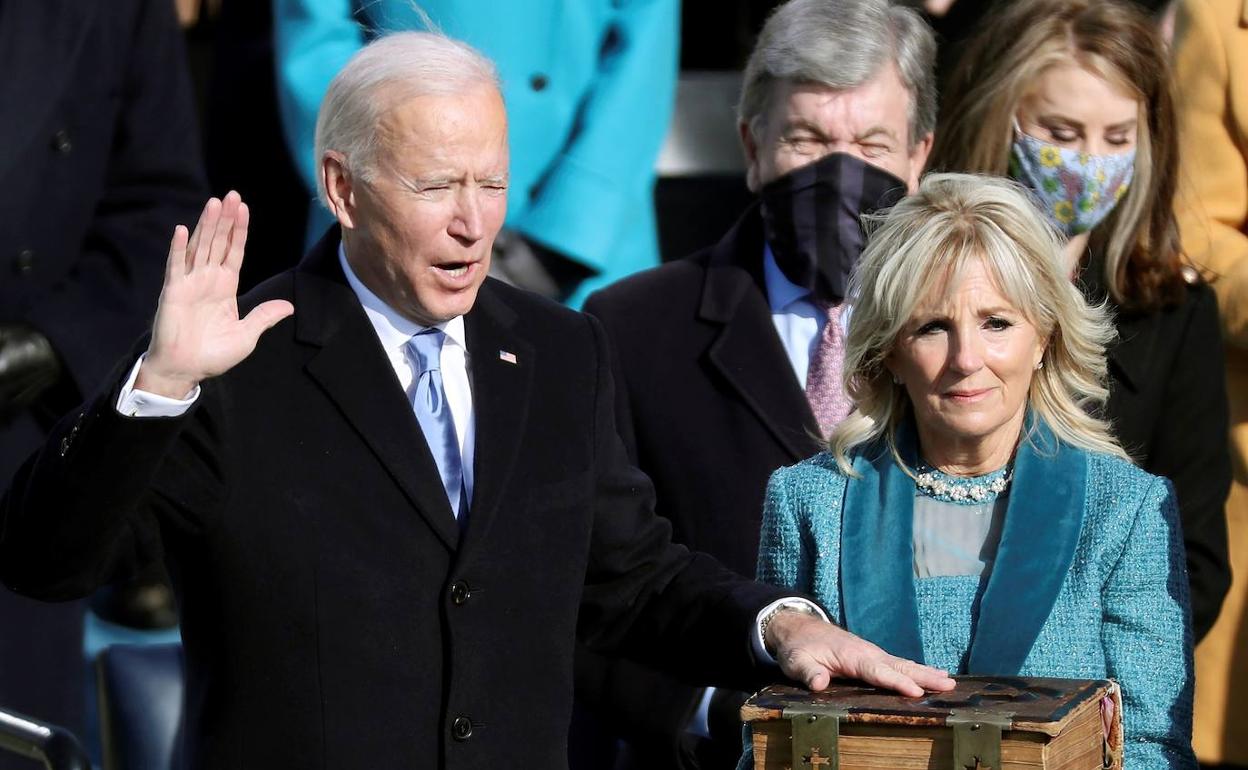 Joe Biden, acompañado de su esposa Jill, durante la ceremonia inaugural de su mandato hace un año en Washington.