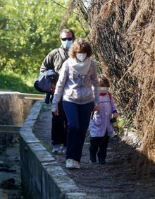 Imagen secundaria 2 - El camino por el que muchos padres llevan a sus hijos de 4 y 5 años al colegio Severo Ochoa de Los Garres. 
