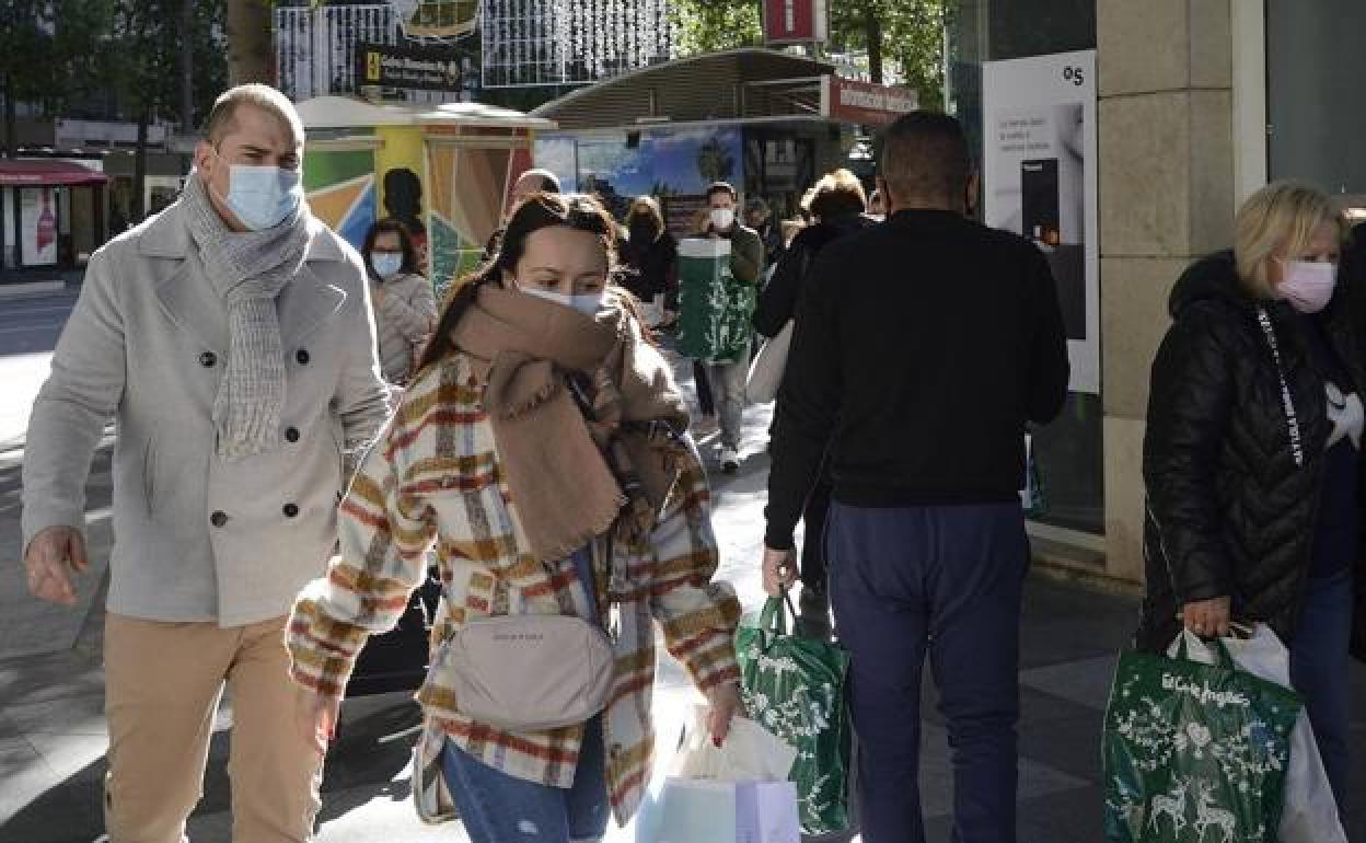Varias personas pasean por Murcia protegidas del frío, en una imagen de archivo. 