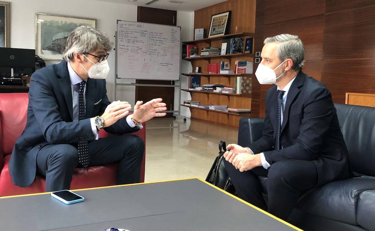 El consejero de Hacienda de la Región, Luis Alberto Marín, y su homólogo andaluz, Juan Bravo, en un encuentro este miércoles.