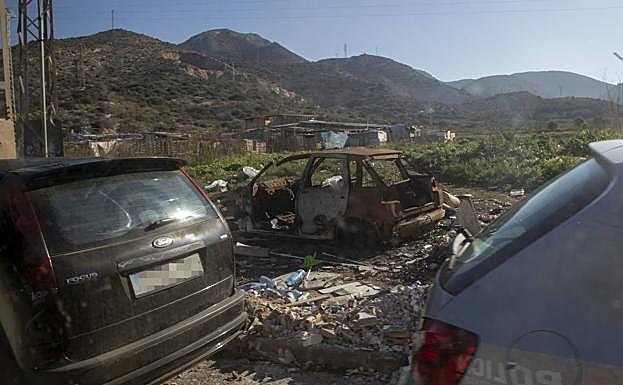 Un coche quemado, en la calle Teide, cerca de varios corrales.