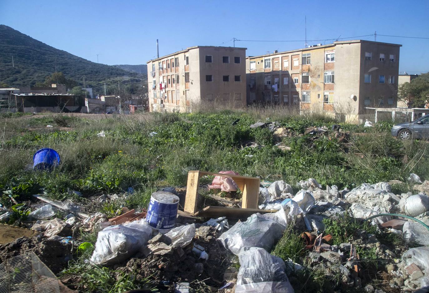 Fotos: Cuadras y corrales clandestinos se extienden junto a Lo Campano ante la pasividad municipal