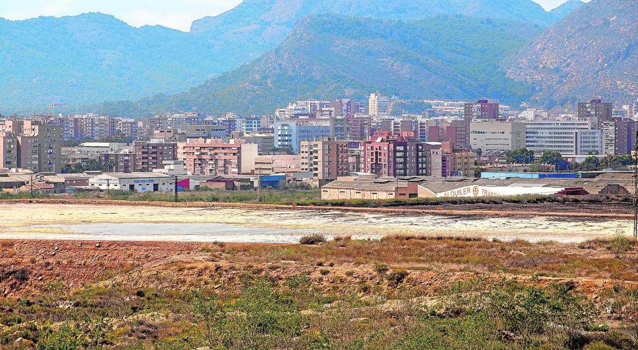 Vista de una balsa de residuos peligrosos y de terrenos contaminados en la antigua parcela de Española del Zinc (Zinsa) en Torreciega. La fotografía es de archivo. 