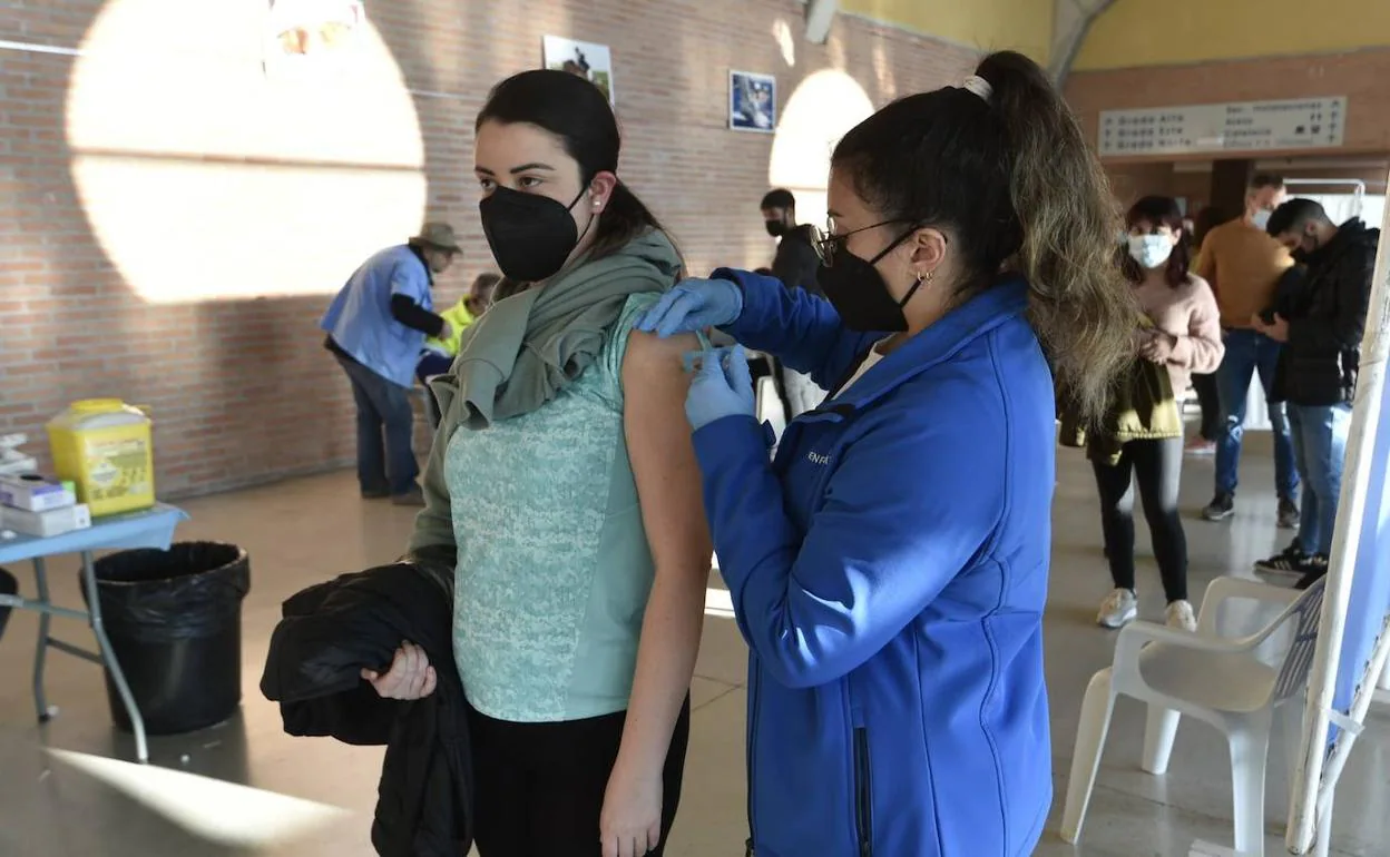 Una joven recibe la dosis de refuerzo de la vacuna contra el coronavirus, este jueves, en Murcia.