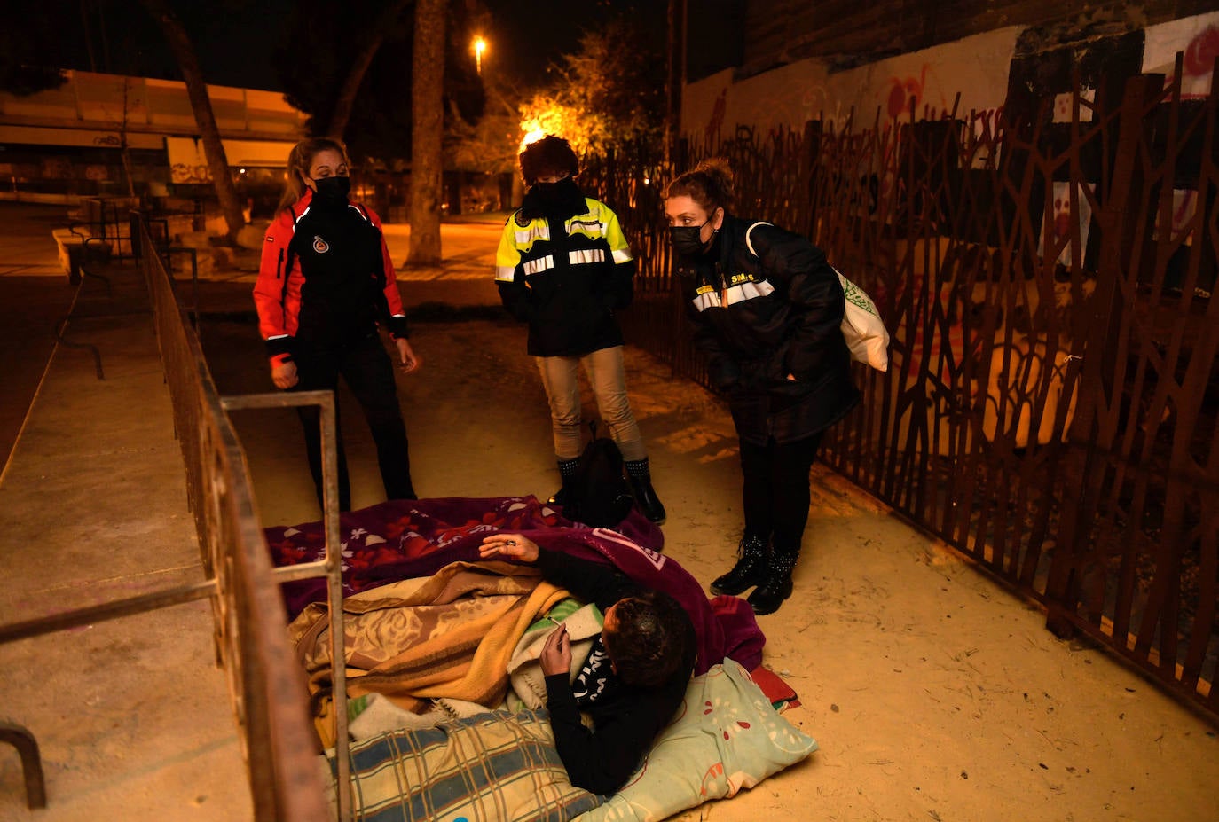 Fotos: El Semas asiste a más de 70 personas sin hogar durante la &#039;operación frío&#039;