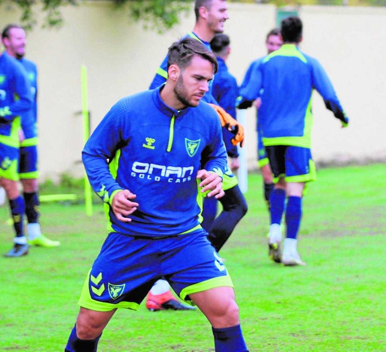 Tropi, en primer término, en un entrenamiento del UCAM. 