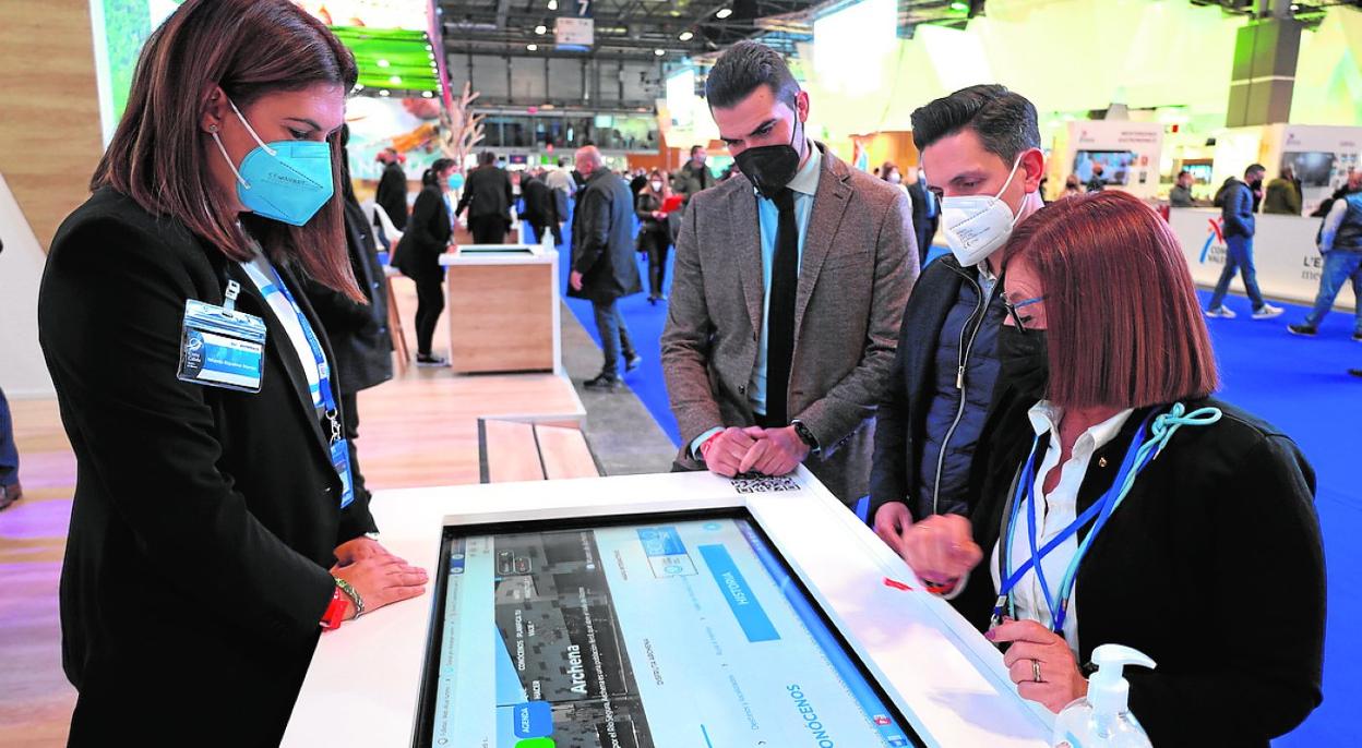 El concejal Mario Alcaraz, visualizando la nueva web corporativa de Archena como destino turístico. 