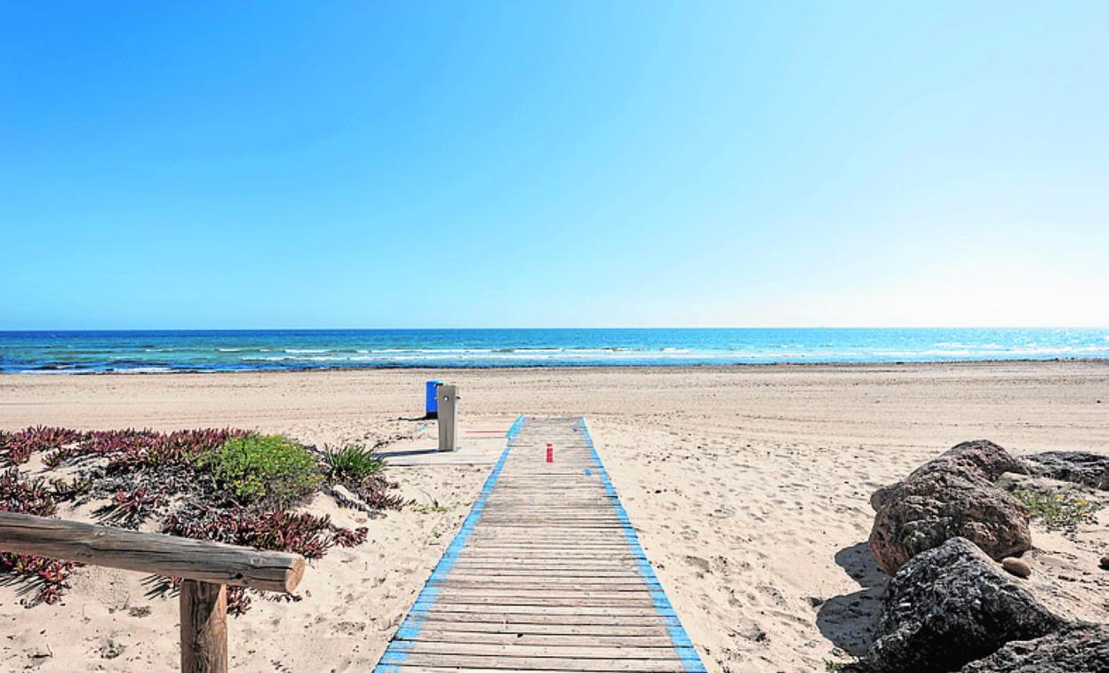 Playa Banco del Tabal, playa urbana de San Javier con baño en el mar Mediterráneo. 