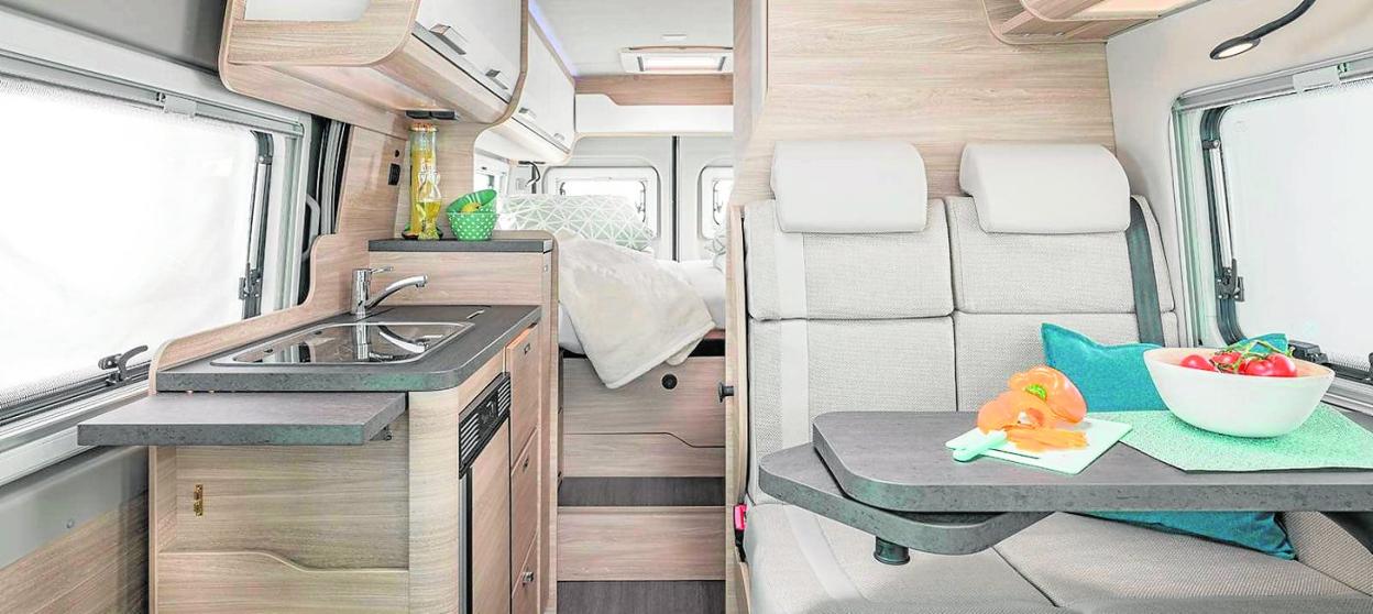 La camper dispone de los mismos servicios que una autocaravana, pero en formato más reducido. 