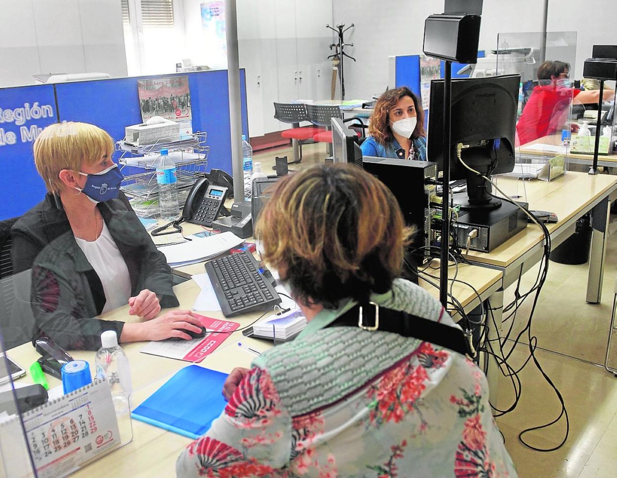 Oficina de atención al público en la Consejería de Hacienda. 