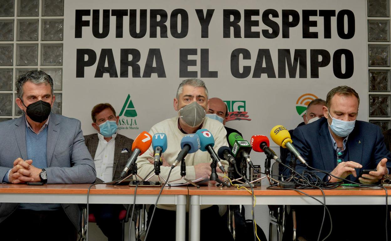 El presidente de COAG, José Miguel Marín, el secretarios regional de UPA, Marcos Alarcón, y el secretario regional de Asaja, Alfonso Gálvez, en la rueda de prensa de este lunes.