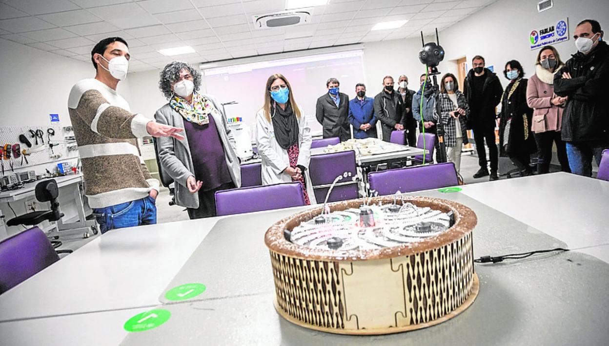 Un técnico muestra una fabricación digital a la rectora, ayer. 