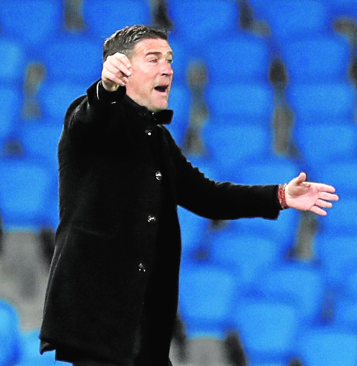 Luis Carrión dando instrucciones, anoche en Anoeta. 