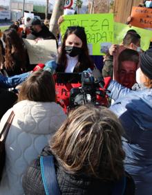 Imagen secundaria 2 - Amigos y familiares de Kevin, el joven asesinado en Jumilla, se vuelven a concentrar a las puertas del juzgado para pedir justicia