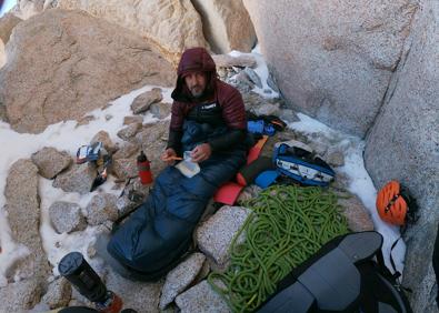 Imagen secundaria 1 - Fotografías tomadas por los alpinistas durante su aventura.
