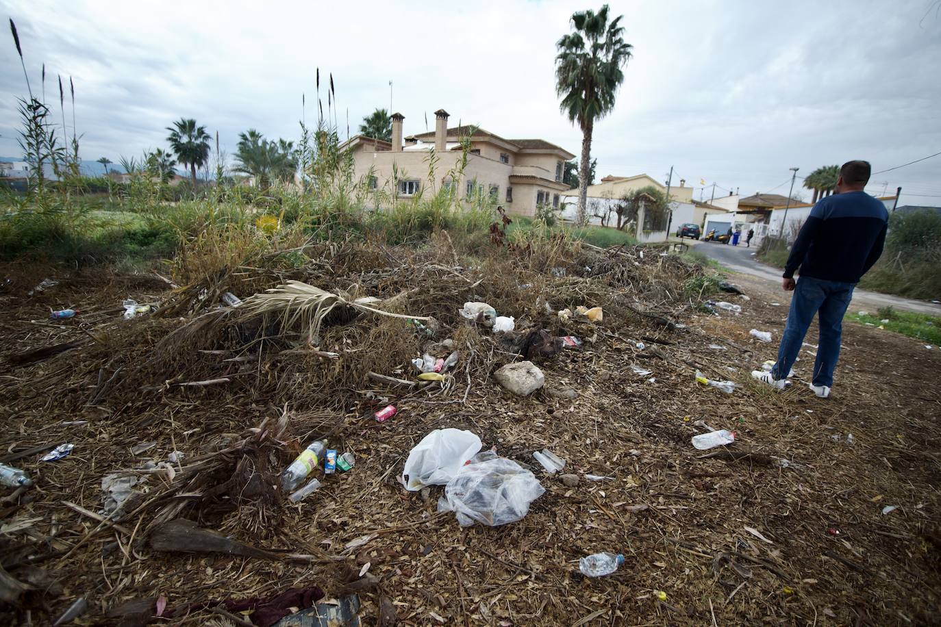 Fotos: Vecinos de La Albatalía denuncian «botellones y amenazas» en la huerta