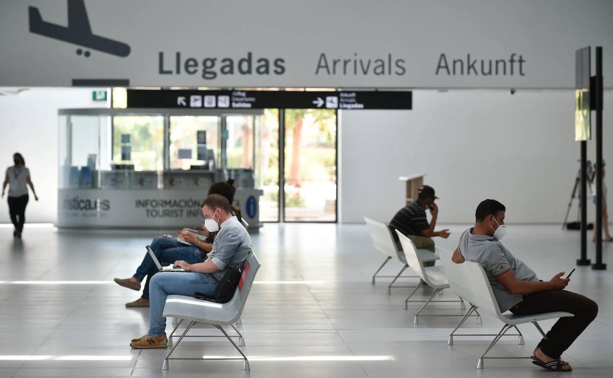 Pasajeros en una zona de espera del Aeropuerto Internacional de la Región de Murcia.