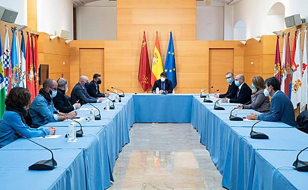 Reunión del presidente regional con representantes de asociaciones de diabéticos, este miércoles.
