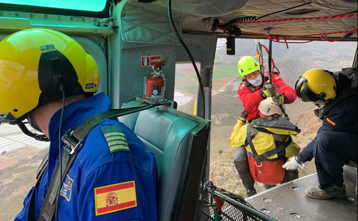 Medios aéreos del CEIS rescatan al herido.