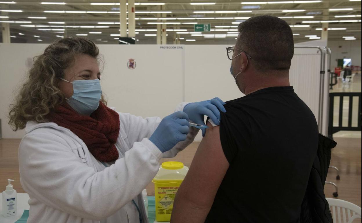 Vacunación de refuerzo con Moderna, en Cartagena, esta semana.