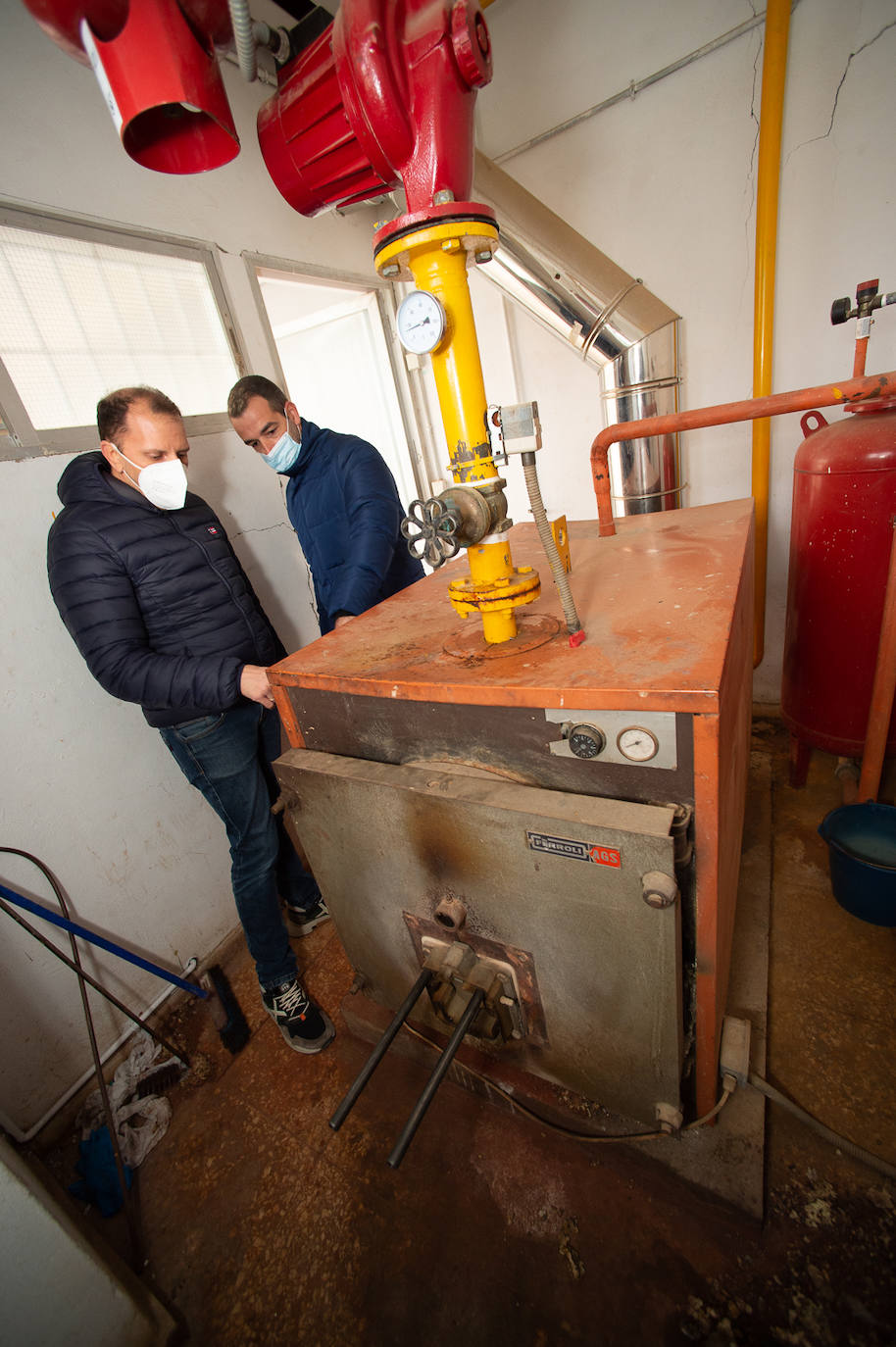 Fotos: Sin calefacción y con las ventanas abiertas en el colegio de Corvera