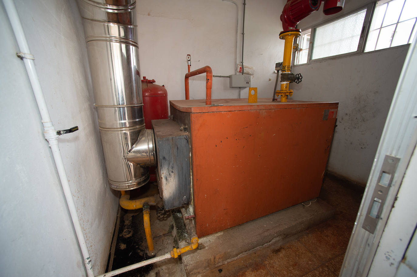 Fotos: Sin calefacción y con las ventanas abiertas en el colegio de Corvera