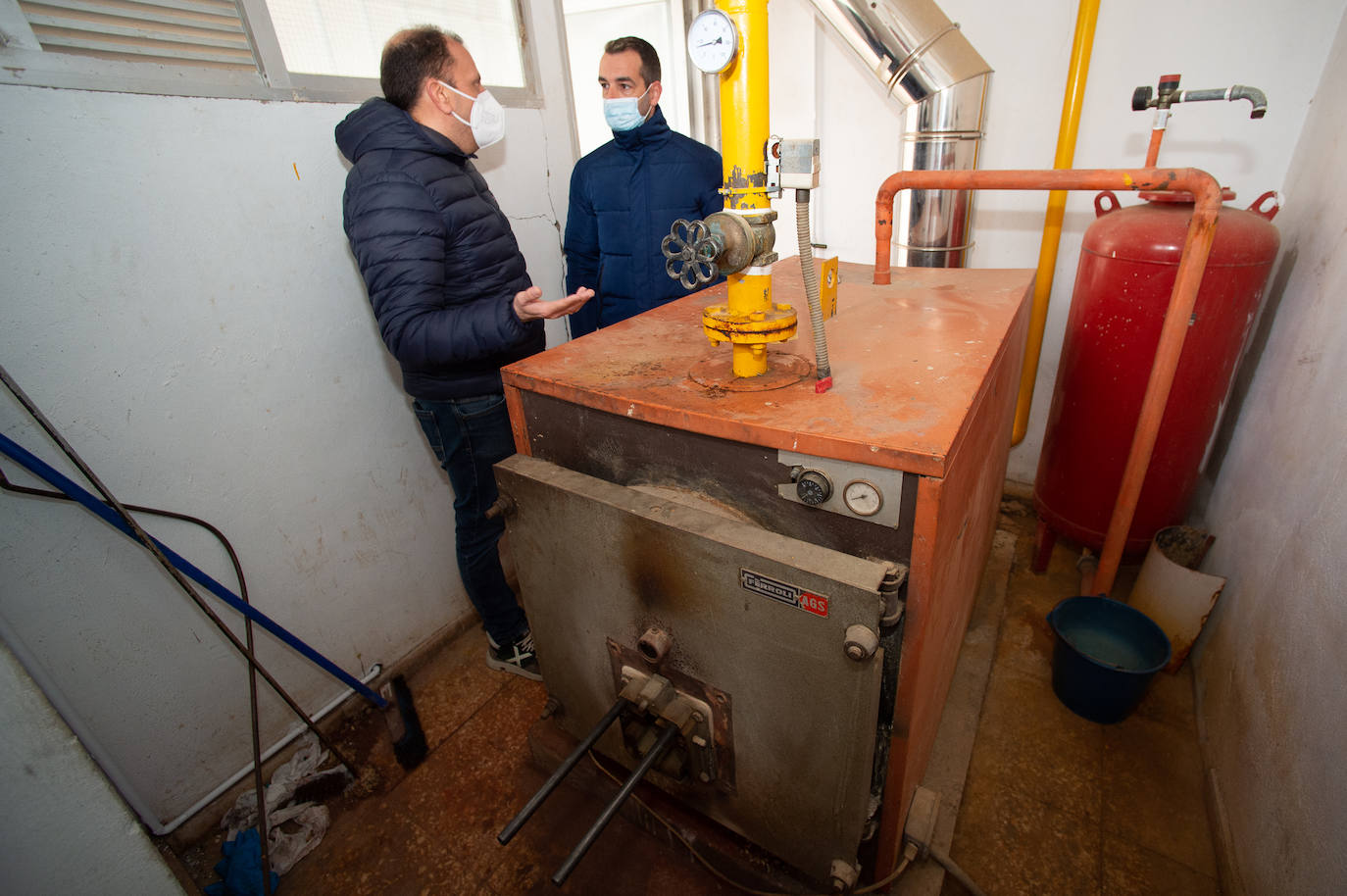 Fotos: Sin calefacción y con las ventanas abiertas en el colegio de Corvera