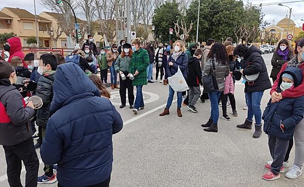 Cacerolada, este jueves, a las puertas del colegio público Isabel Bellvis de Corvera.