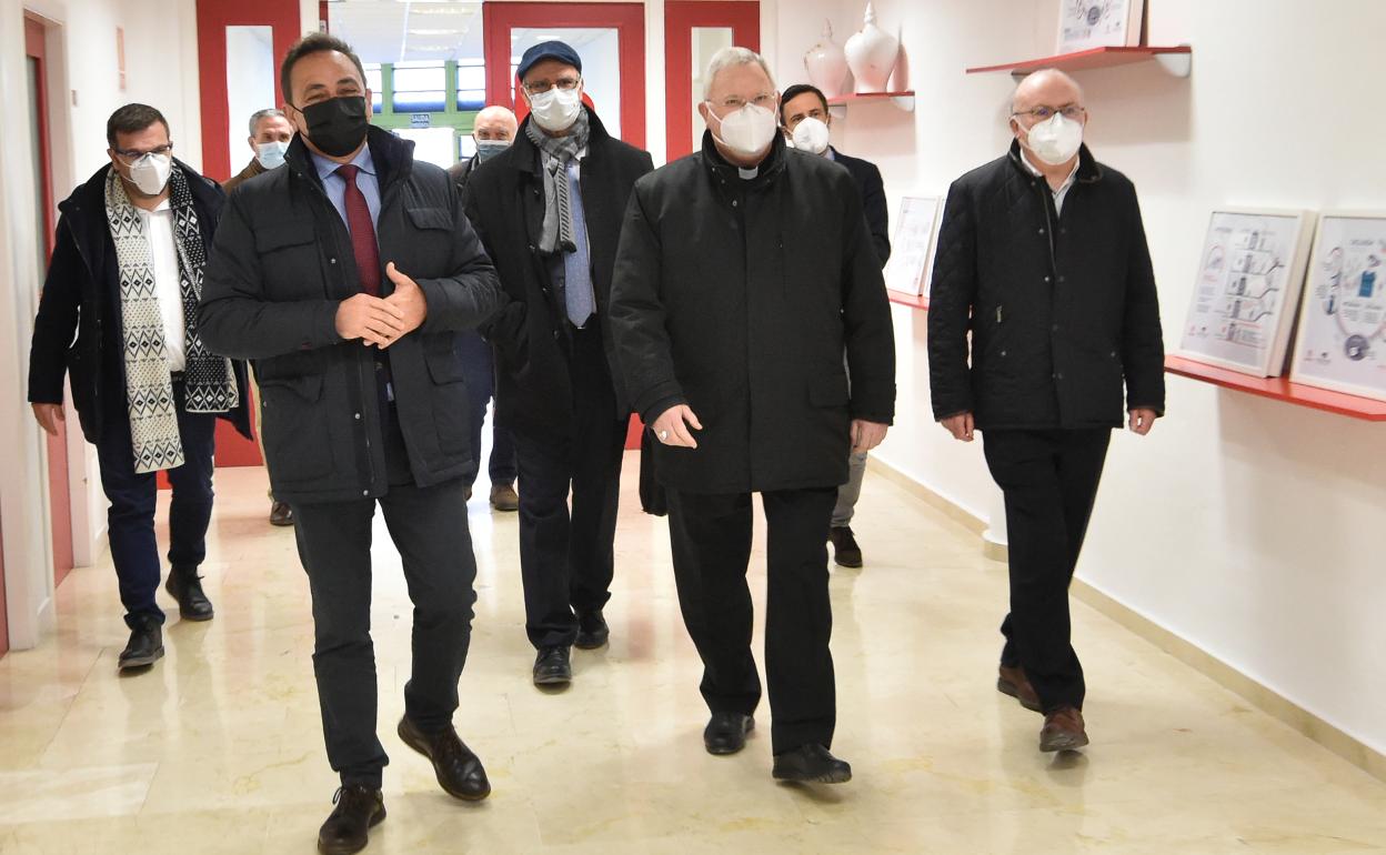 El obispo de la Diócesis de Cartagena, Lorca Planes, accede a las instalaciones de Cáritas, en Murcia. 