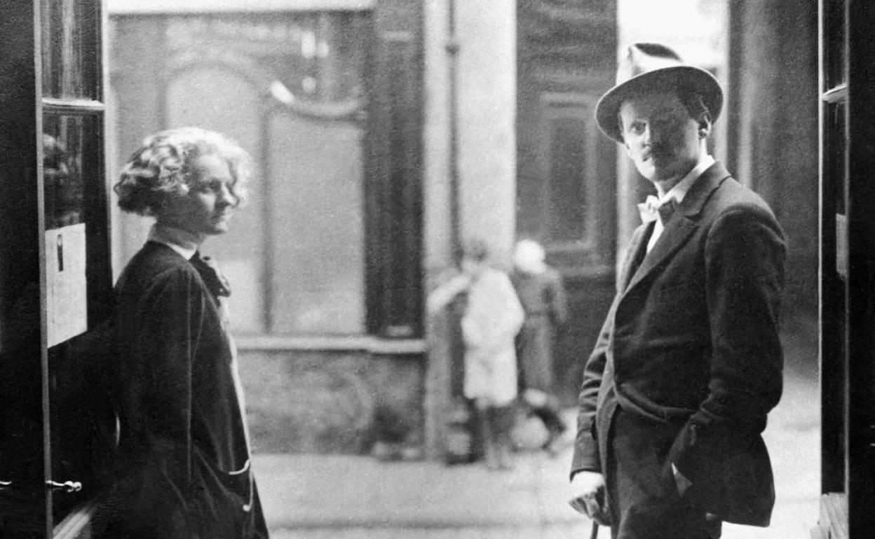 James Joyce posa con Sylvia Beach, que fue quien se encargó de la primera edición de 'Ulises'.