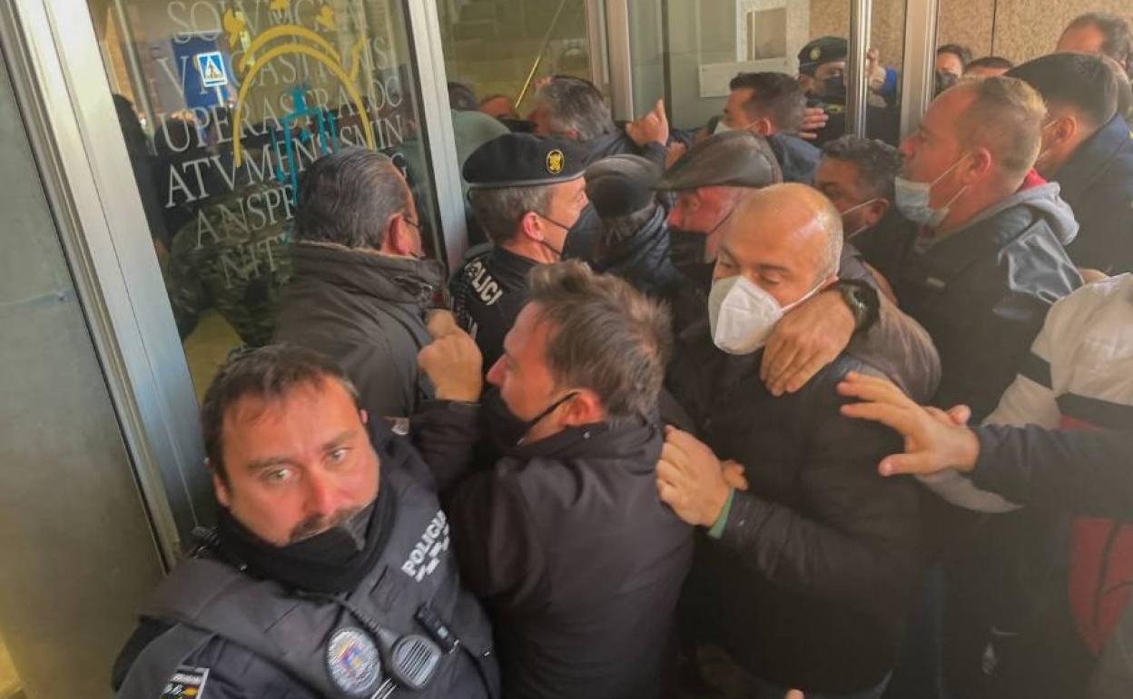 Los ganaderos saltan el cordón policial y se cuelan en el Centro de Desarrollo Local de Lorca.