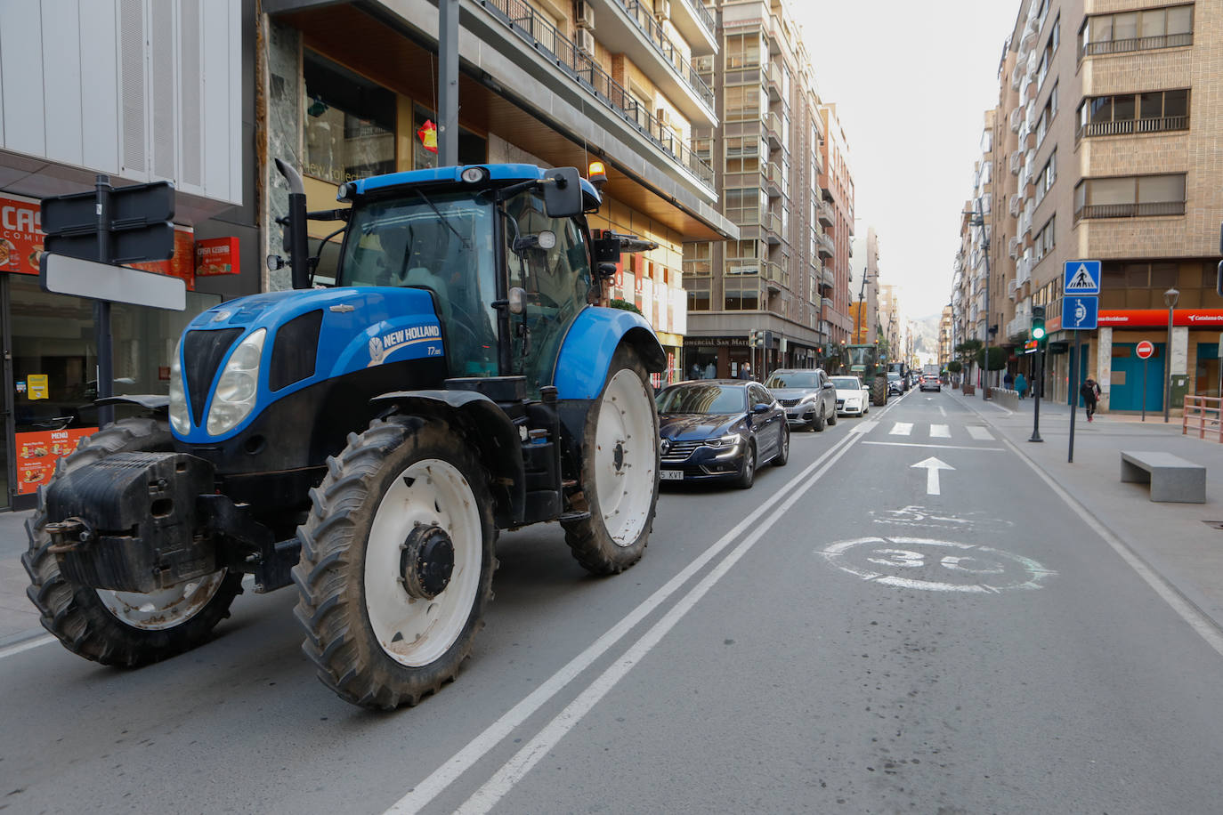 Fotos: Los ganaderos invaden el Centro de Desarrollo Local de Lorca durante una manifestación del sector