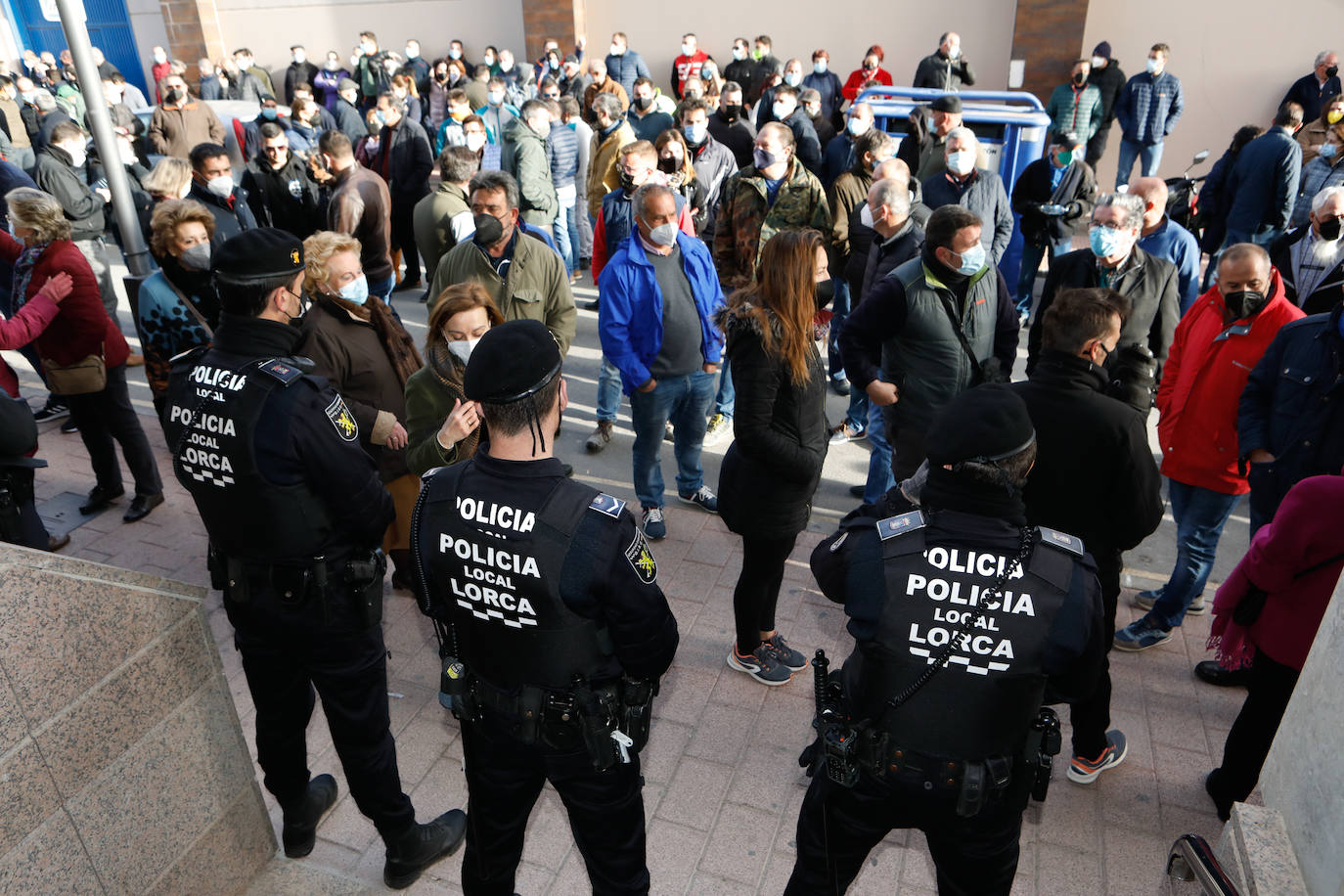 Fotos: Los ganaderos invaden el Centro de Desarrollo Local de Lorca durante una manifestación del sector