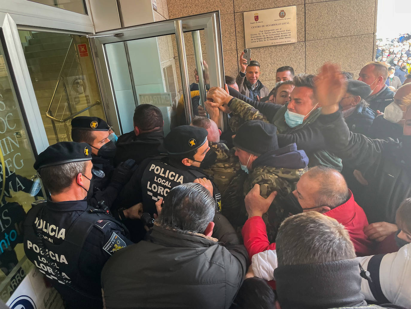 Fotos: Los ganaderos invaden el Centro de Desarrollo Local de Lorca durante una manifestación del sector