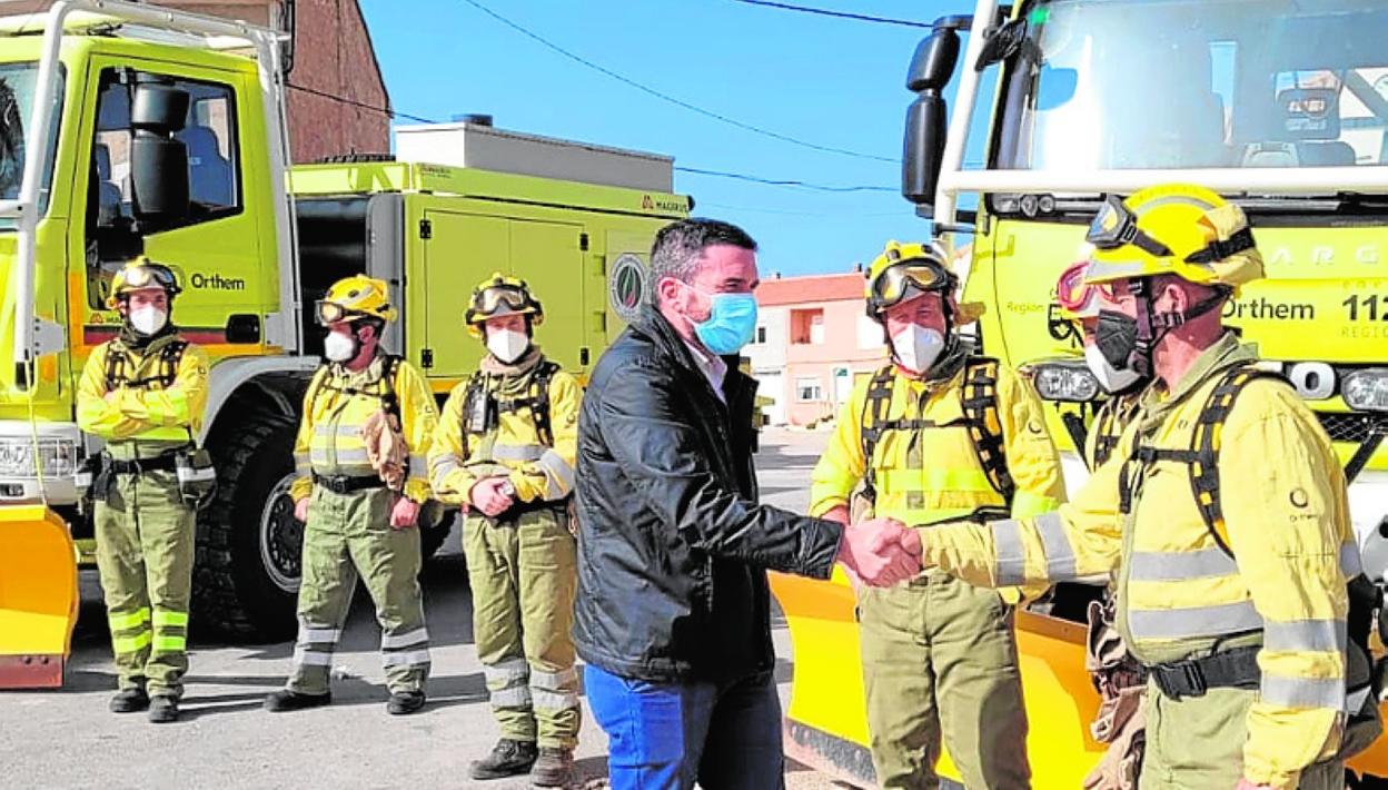 El consejero Antonio Luengo saluda a los efectivos en El Sabinar. 