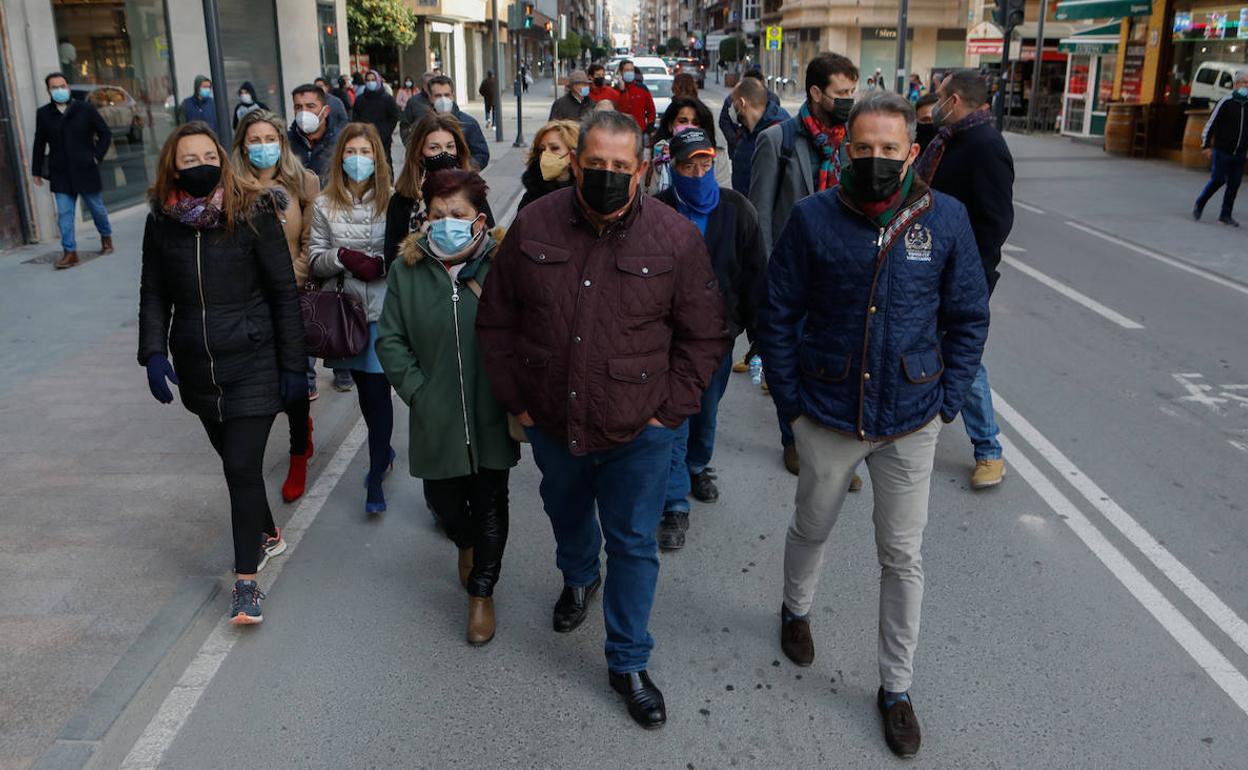 El portavoz del PP en Lorca, Fulgencio Gil (der.), junto a ganaderos en la manifestación de este lunes.