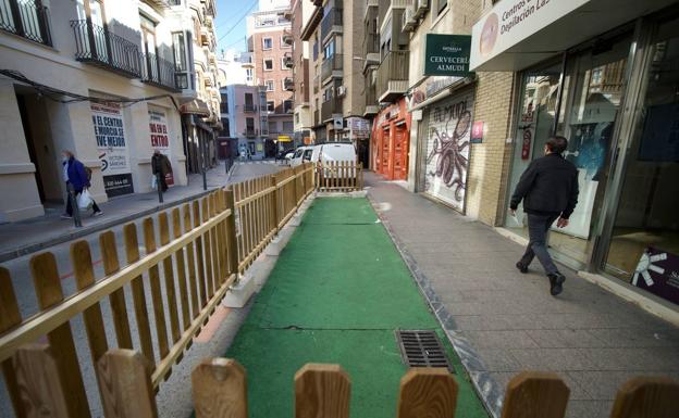 Una de las terrazas autorizadas por la pandemia que ocupan plazas de aparcamiento en el centro de la ciudad. 