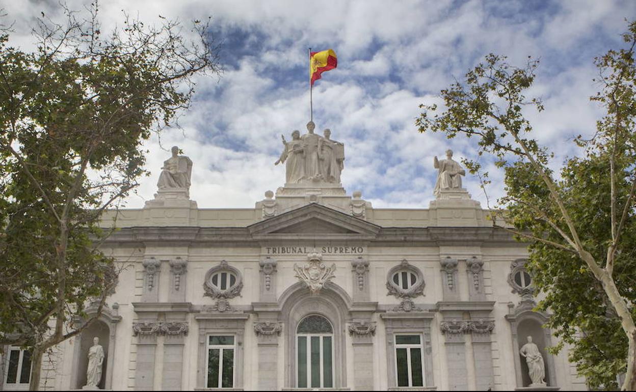 Fachada principal de la sede del Tribunal Supremo en Madrid, en una fotografía de archivo.