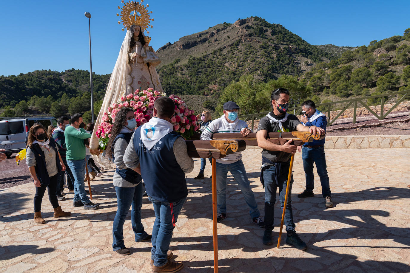 Fotos: La Virgen de la Salud de La Hoya, en el monte con su cuadrilla