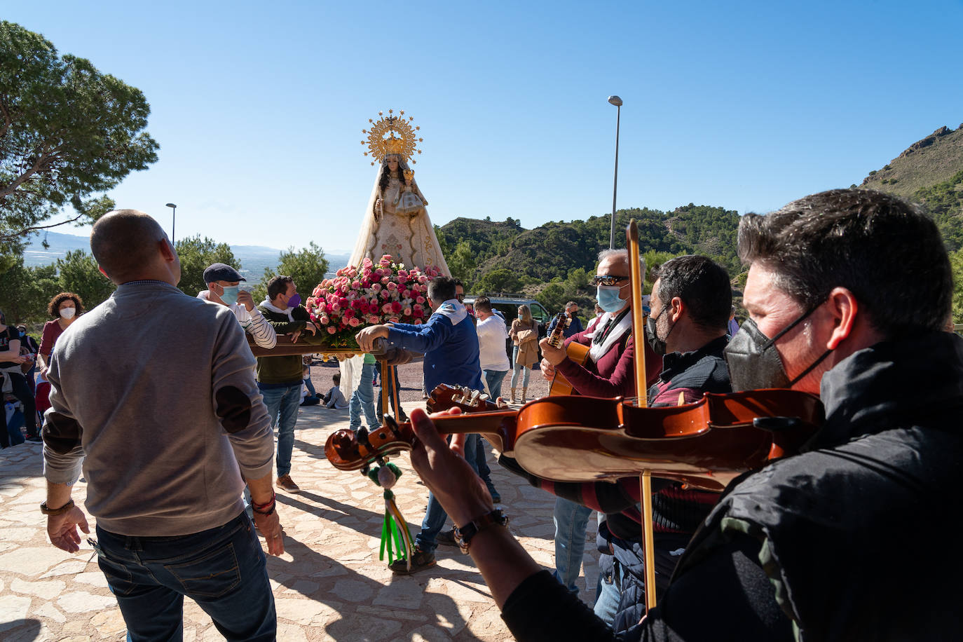 Fotos: La Virgen de la Salud de La Hoya, en el monte con su cuadrilla